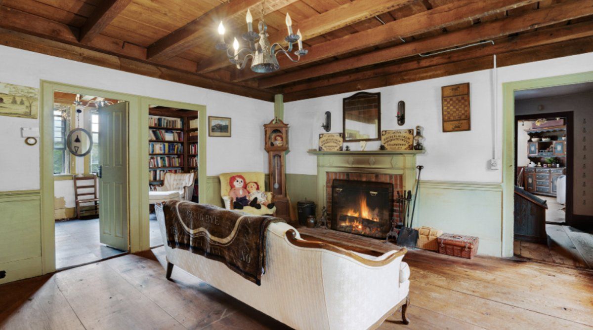 La casa fue construída en 1836, tiene casi mil metros cuadrados. A su vez cuenta con catorce habitaciones, tres dormitorios y dos baños.