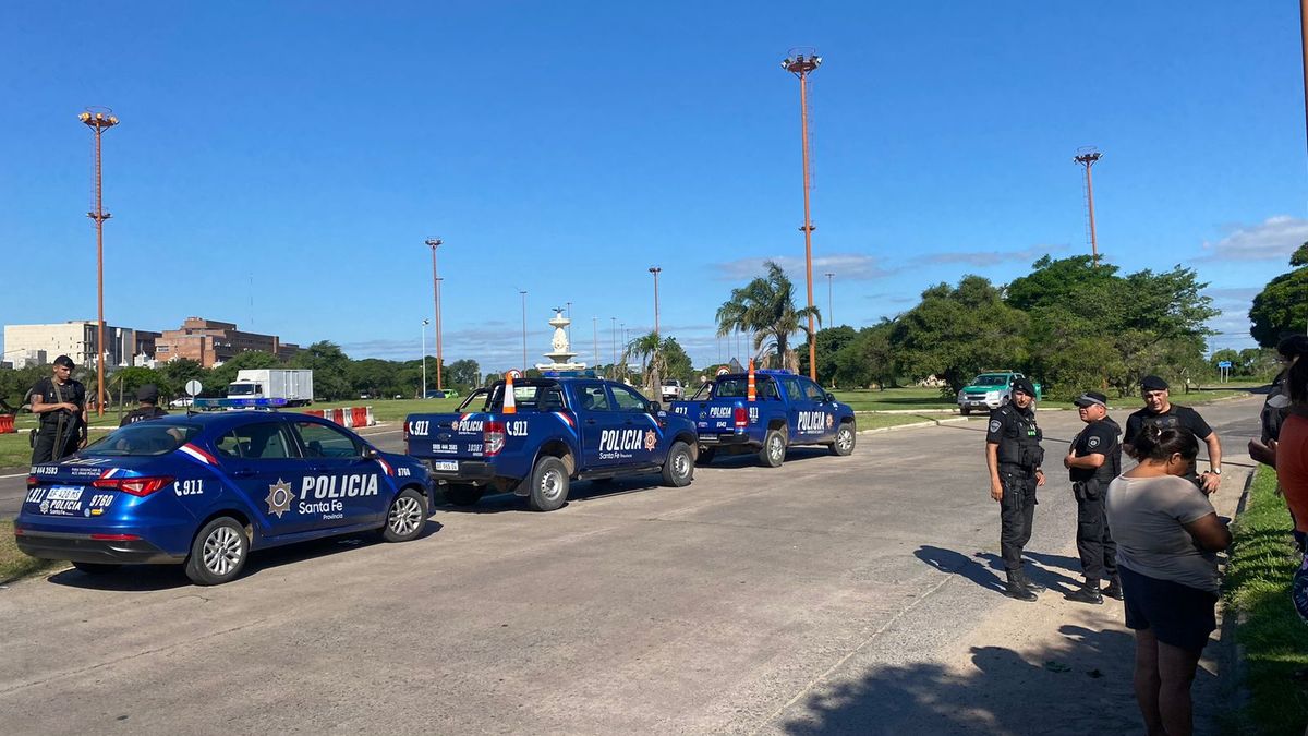 Poco m&aacute;s de 20 personas se reunieron en frente de la Fuente de la Cordialidad, en el ingreso a Santa Fe por el viaducto Oro&ntilde;o y amenazaron con cortes de ruta.