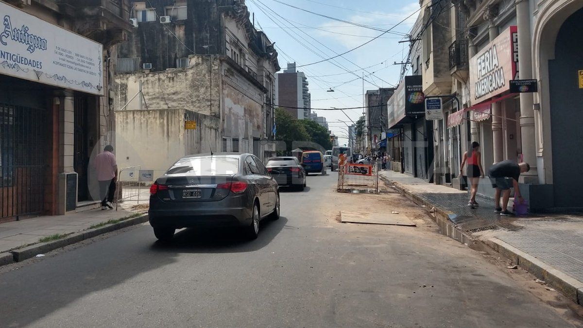 A pesar de los trabajos anunciados por Assa, a las 13.30 de este jueves en 9 de Julio al 2300 no se presentaba en el lugar trabajadores de la empresa provincial y no se interrumpió el tránsito.