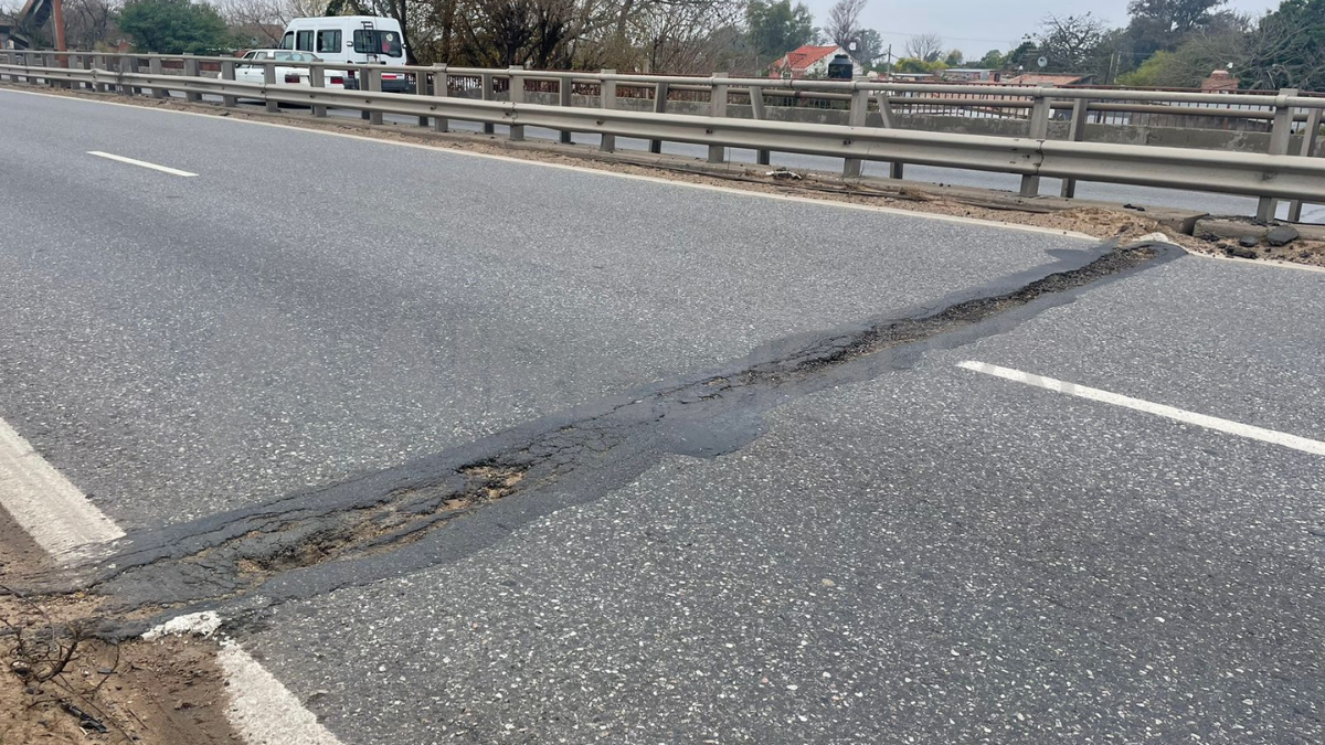 Las roturas son evidentes y la vía se encuentra altamente deteriorada y dañada.