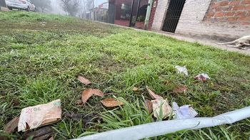 En el lugar donde cayó la víctima quedaron algunos billetes. 