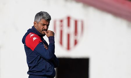 La mesa chica del Club Atlético Unión define por estas horas si harán el esfuerzo económico por mantener a Gustavo Munúa como entrenador o dejan extinguir el vínculo para buscar a otro DT. La mesa chica del Club Atlético Unión define por estas horas si harán el esfuerzo económico por mantener a Gustavo Munúa como entrenador o dejan extinguir el vínculo para buscar a otro DT.