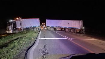 El vehículo quedó atravesado cerca del cruce con Ruta 34, en San Genaro. El chofer resultó ileso y el tránsito estuvo cortado.