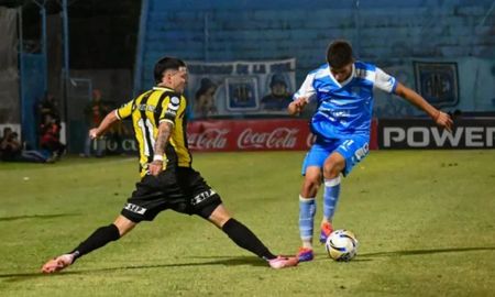 Estudiantes de Río Cuarto ascendió a la Primera División del fútbol argentino tras igualar 1-1 como visitante este domingo ante Deportivo Madryn. Estudiantes de Río Cuarto ascendió a la Primera División del fútbol argentino tras igualar 1-1 como visitante este domingo ante Deportivo Madryn.