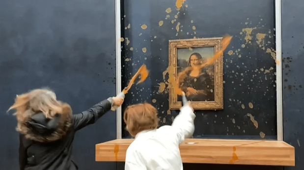 Otra vez sopa: activistas rociaron la Mona Lisa, en el Louvre