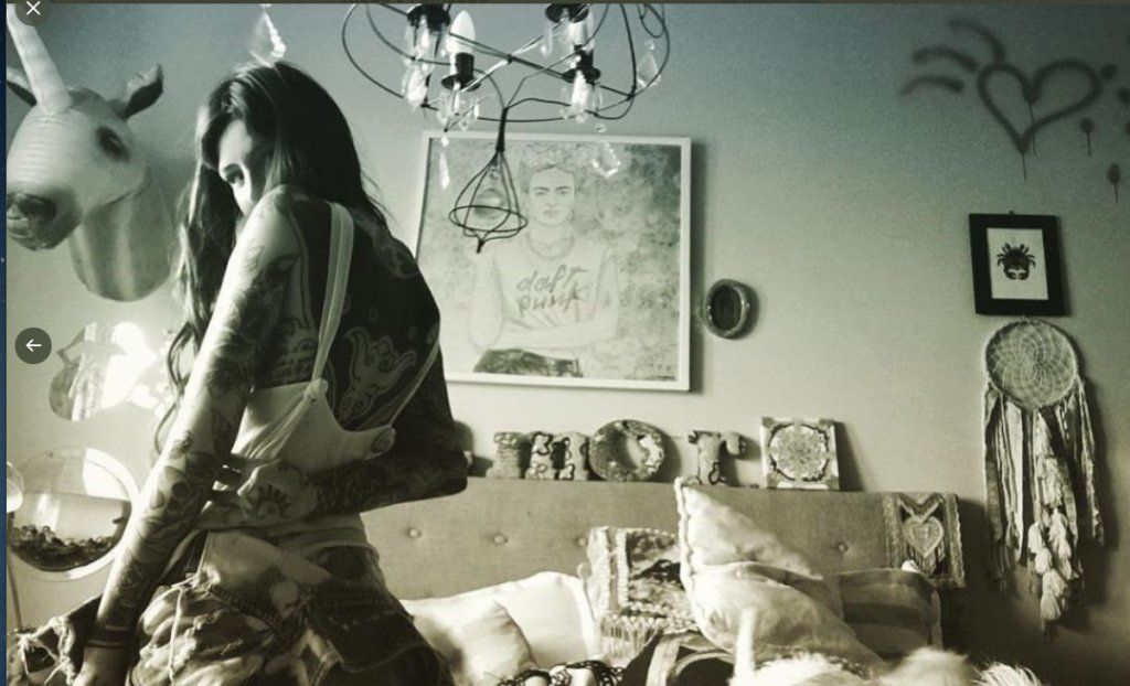 CANDE TIENE SU ESPACIO LLENO DE ADORNOS DE TODO TIPO. ES FANATICA DE FRIDA.