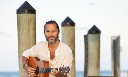 Diego Torres estrenó su nuevo disco al que definió como una compañía en este momento del mundo, con un recorrido por distintos estilos y con varios invitados. Diego Torres estrenó su nuevo disco al que definió como una compañía en este momento del mundo, con un recorrido por distintos estilos y con varios invitados.