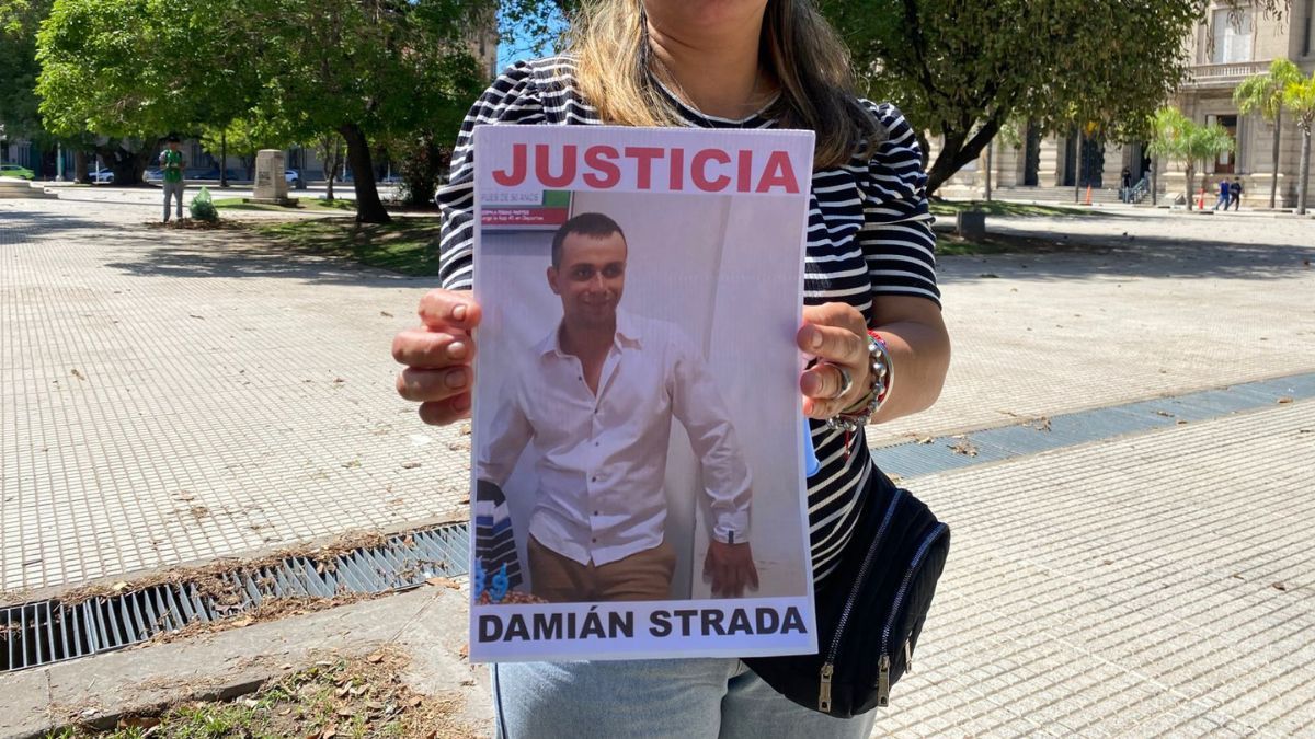 Familiares y allegados a Dami&aacute;n Strada se manifestaron frente a los tribunales de Santa Fe.