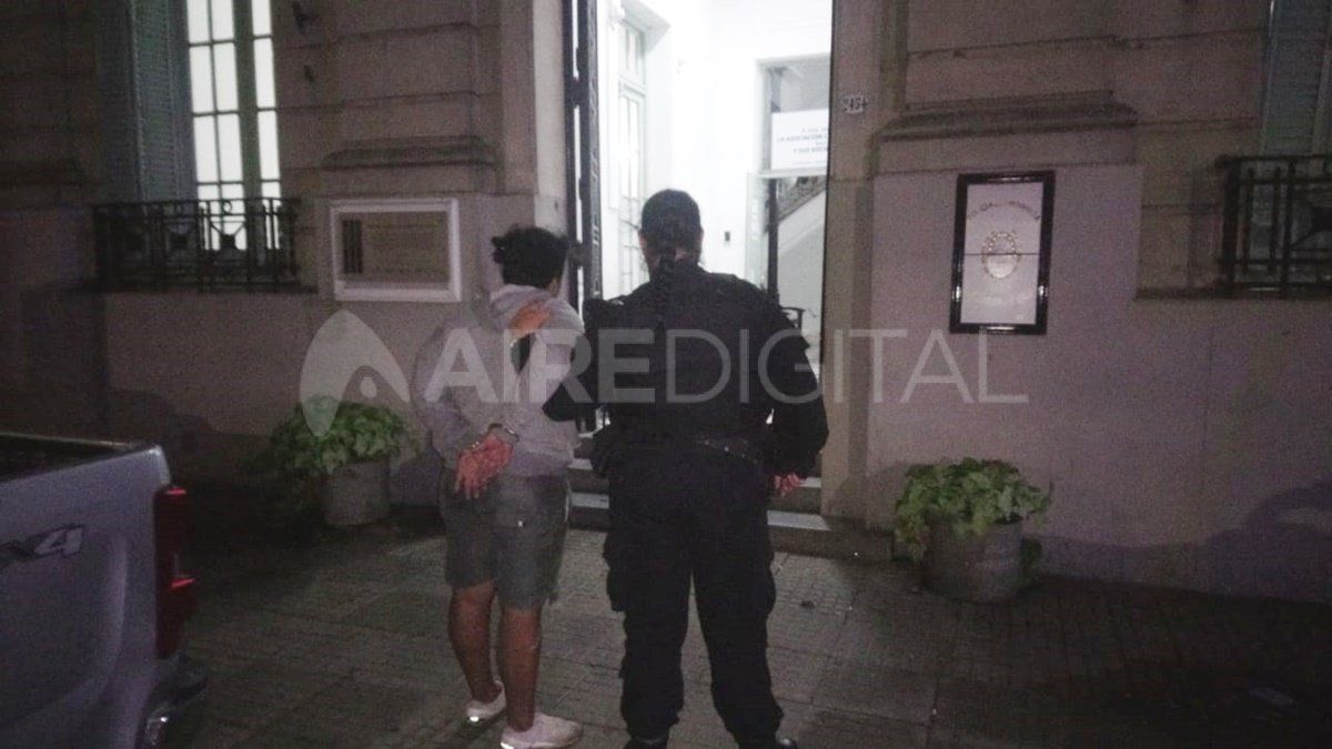 La mujer se deshizo de la moto y continu&oacute; su huida a pie