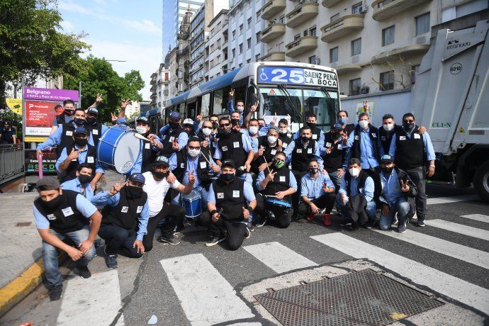 Colectiveros que se unieron a la caravana convocada en horas de la mañana.