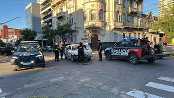 Una motociclista resultó herida tras el choque con un auto en la esquina de Plaza España