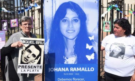 Johana Ramallo: instalaron una foto como marca en la entrada de los Tribunales Federales de La Plata.