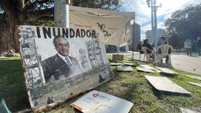 Instalaron la Carpa Negra a 22 años de la inundación en Santa Fe de 2003