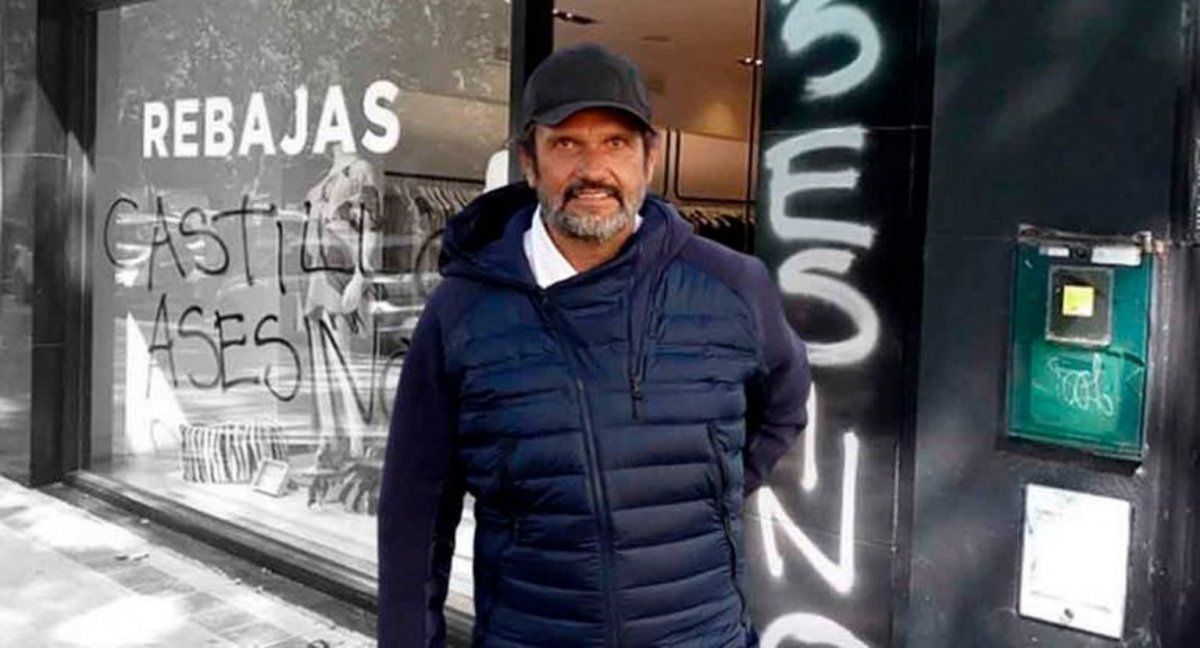 Escrache en el local del esposo de Lara Bernasconi por el cordero arrojado desde un helicóptero