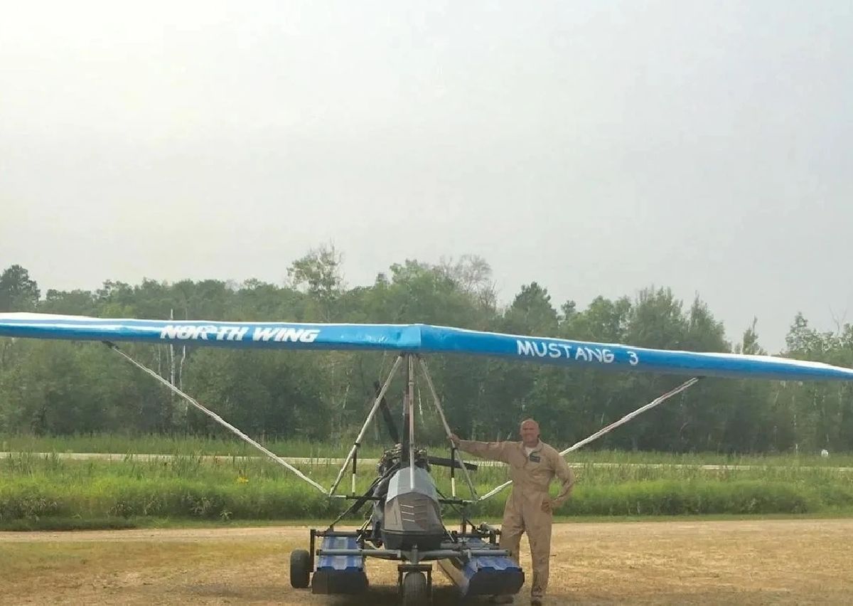 Quería esparcir las cenizas de su padre desde el aire