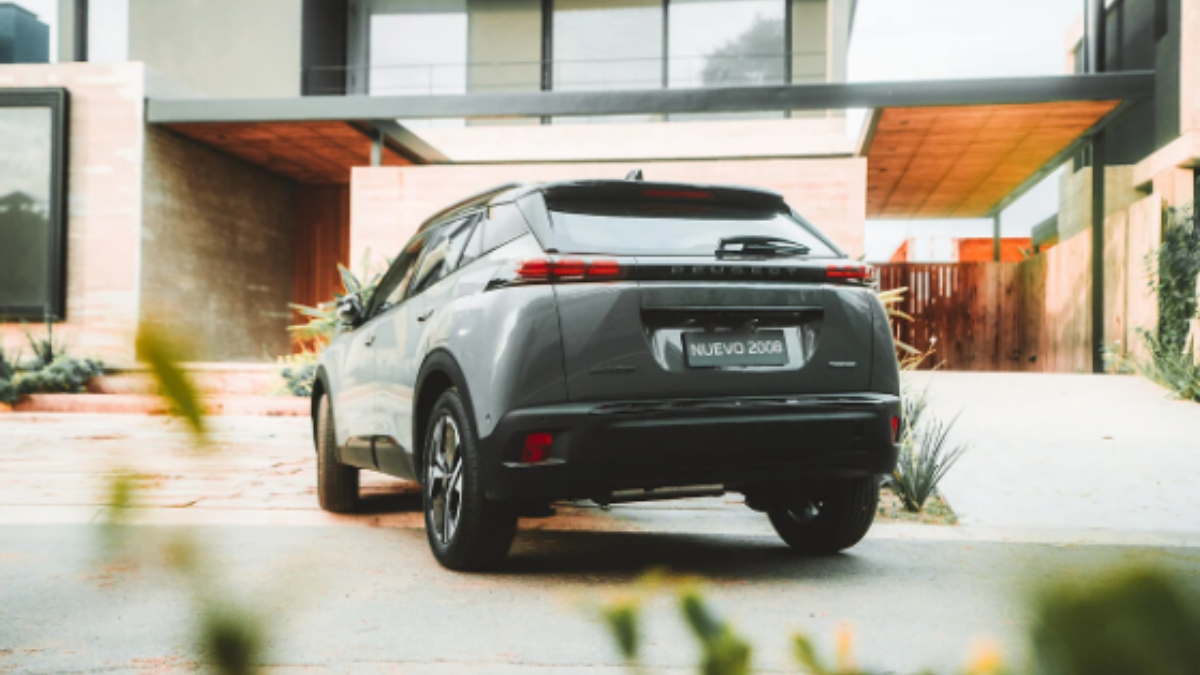 El Peugeot 2008, una expresión moderna de diseño y tecnología en el segmento de los B-SUV. El Peugeot 2008, una expresión moderna de diseño y tecnología en el segmento de los B-SUV.