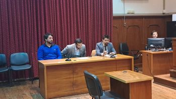 Iglesias junto a sus defensores, Ignacio Alfonso Garrone y Juan Sebastián Oroño. 