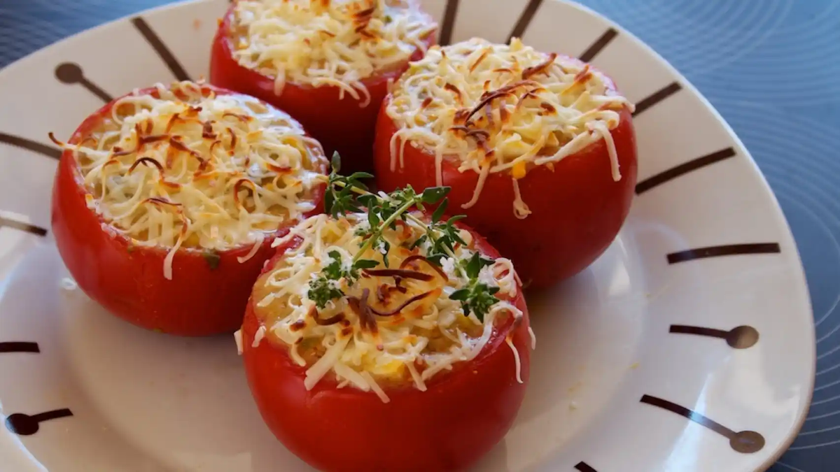 Los tomates rellenos al horno son una opción ideal para cocinar rápidamente en casa usando ingredientes sencillos de conseguir. Los tomates rellenos al horno son una opción ideal para cocinar rápidamente en casa usando ingredientes sencillos de conseguir.