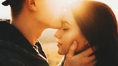 Un hombre te besa la frente ¿qué significa?