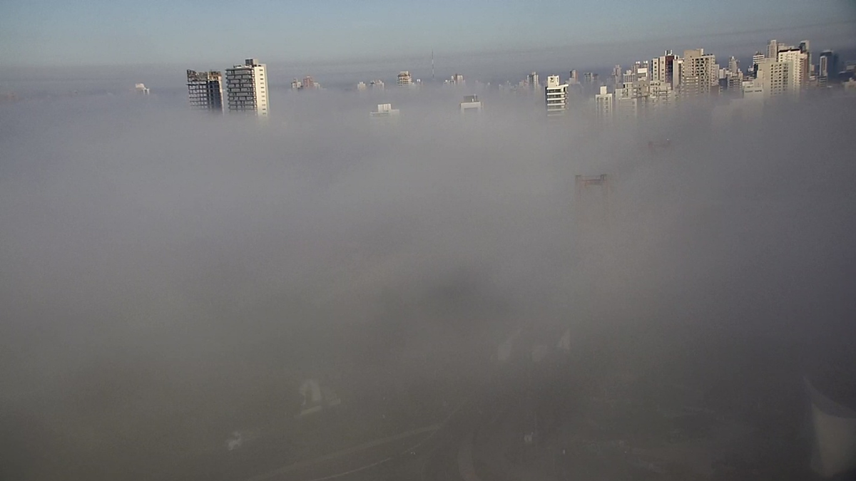 Postales desde las alturas los edificios de la ciudad de Santa Fe parecen flotar sobre un mar de niebla.
