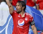 La denunciante acusó al ex jugador de querer matarla con una copa rota. La denunciante acusó al ex jugador de querer matarla con una copa rota.