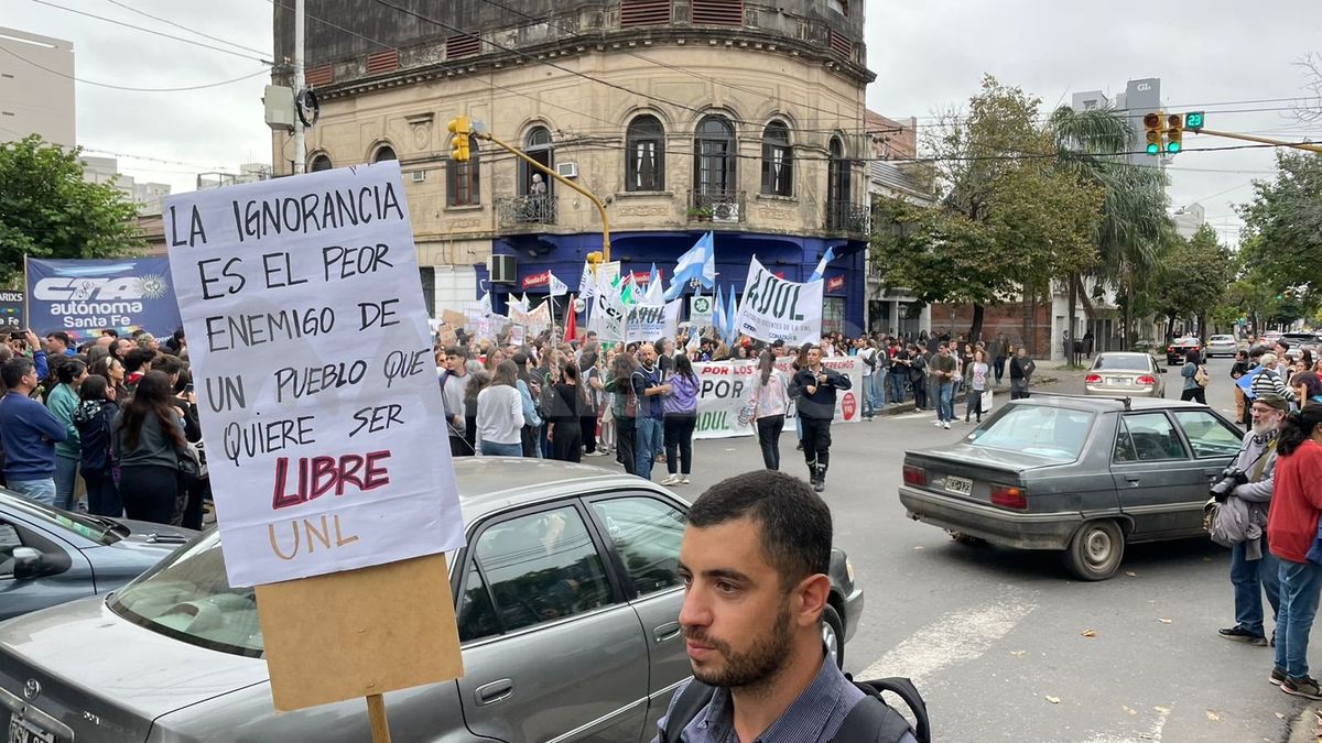 Así comenzó la marcha en defensa de la universidad pública en Santa Fe. Así comenzó la marcha en defensa de la universidad pública en Santa Fe.