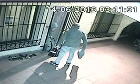 El ex funcionario kirchnerista José López, con bolsos de dinero en sus manos. El ex funcionario kirchnerista José López, con bolsos de dinero en sus manos.