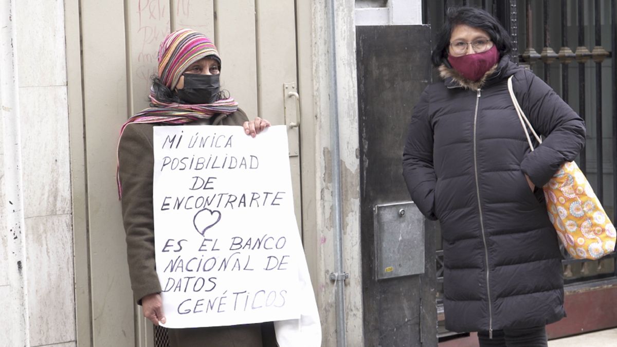 Uno de los principales reclamos de este colectivo es ingresar al Banco Nacional de Datos Genéticos para poder reconstruir su historia. Uno de los principales reclamos de este colectivo es ingresar al Banco Nacional de Datos Genéticos para poder reconstruir su historia.