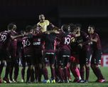 Pese a perder por 4 a 3, el gol de visitante posibilita a Lanús continuar en la Copa Sudamericana. Pese a perder por 4 a 3, el gol de visitante posibilita a Lanús continuar en la Copa Sudamericana.