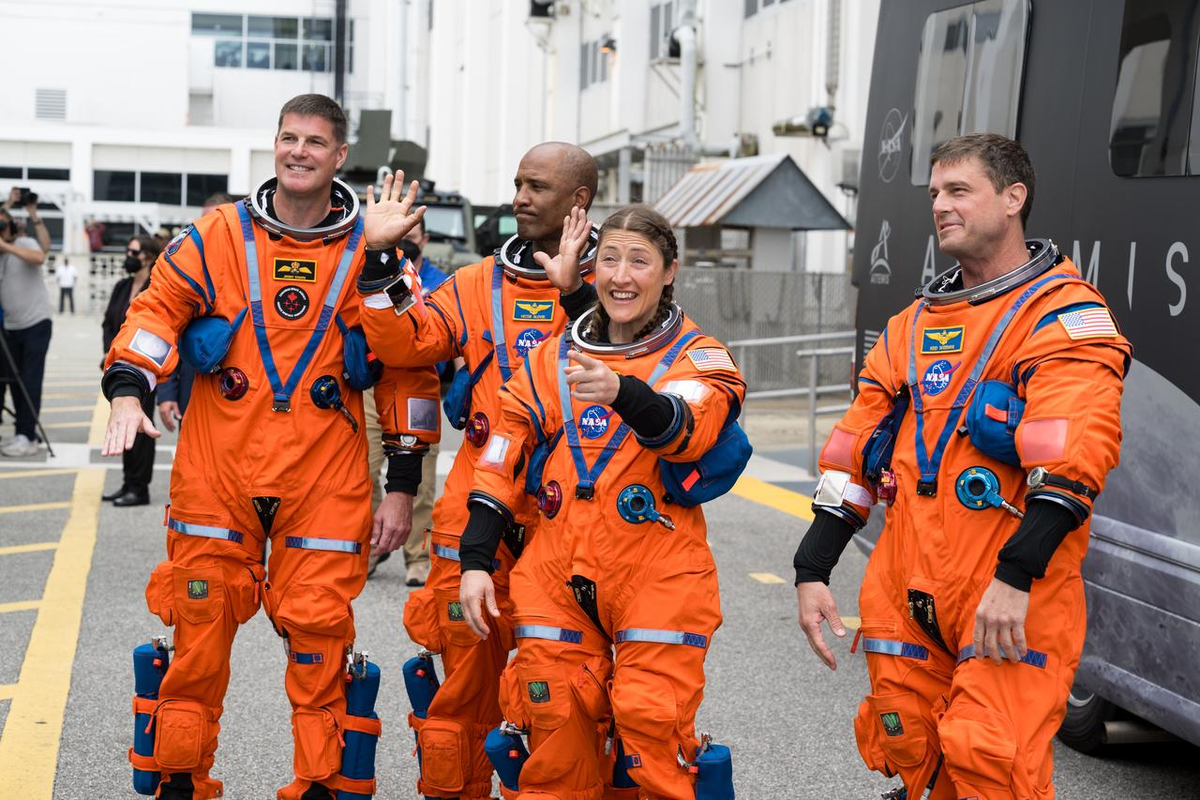 De derecha a izquierda, los astronautas de la NASA Reid Wiseman, comandante; Christina Koch, especialista de misión; Victor Glover, piloto; y el astronauta de la CSA (Agencia Espacial Canadiense), Jeremy Hansen, especialista de misión. Créditos: NASA. De derecha a izquierda, los astronautas de la NASA Reid Wiseman, comandante; Christina Koch, especialista de misión; Victor Glover, piloto; y el astronauta de la CSA (Agencia Espacial Canadiense), Jeremy Hansen, especialista de misión. Créditos: NASA.