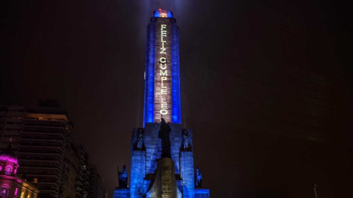 La ciudad de Rosario homenajeó a Lionel Messi en su cumpleaños con un show de luces sobre el Monumento a la Bandera.