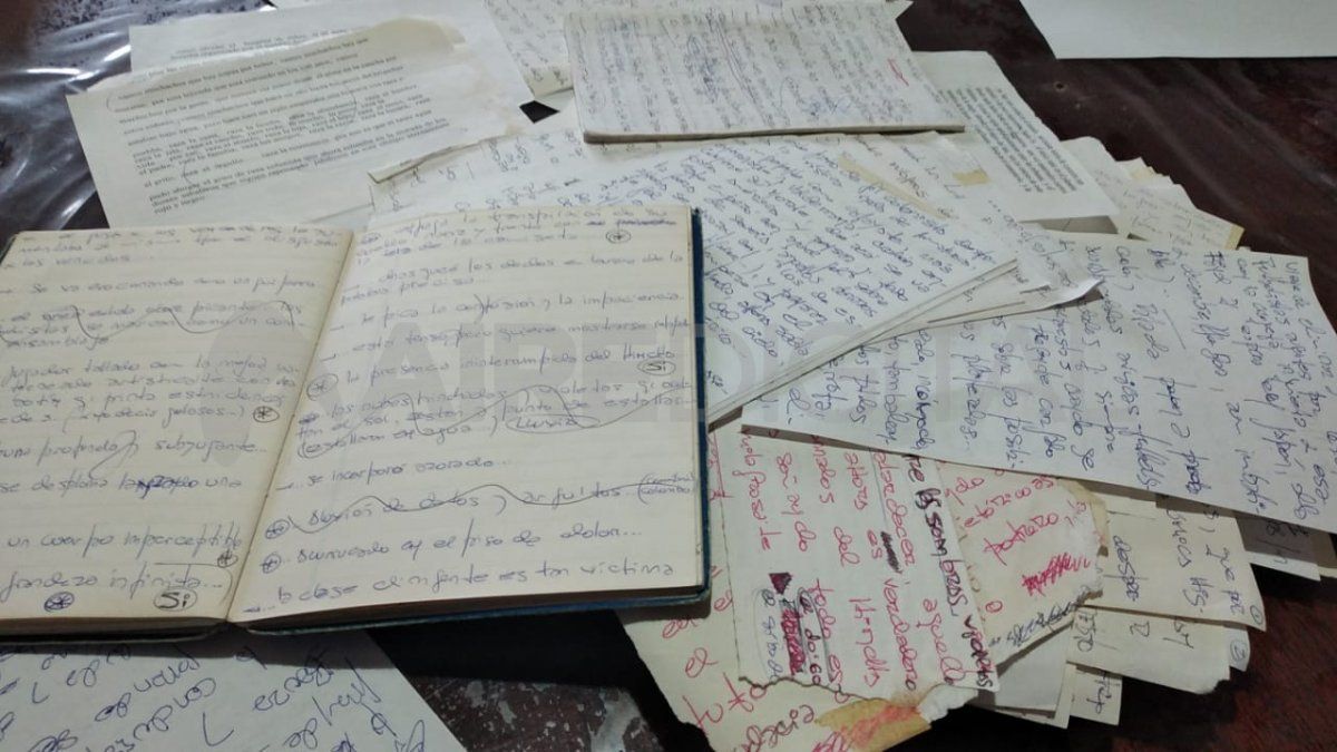 El cuaderno y las hojas que guardó la madre de Gustavo Borsato. El material luego sirvió como base para la producción del libro El gol menos pensado.