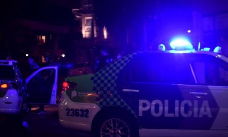 Con el arma en mano, se dirigió a la pieza y tras gritar “este no te golpea más” le disparó en la cabeza a su padre. Con el arma en mano, se dirigió a la pieza y tras gritar “este no te golpea más” le disparó en la cabeza a su padre.