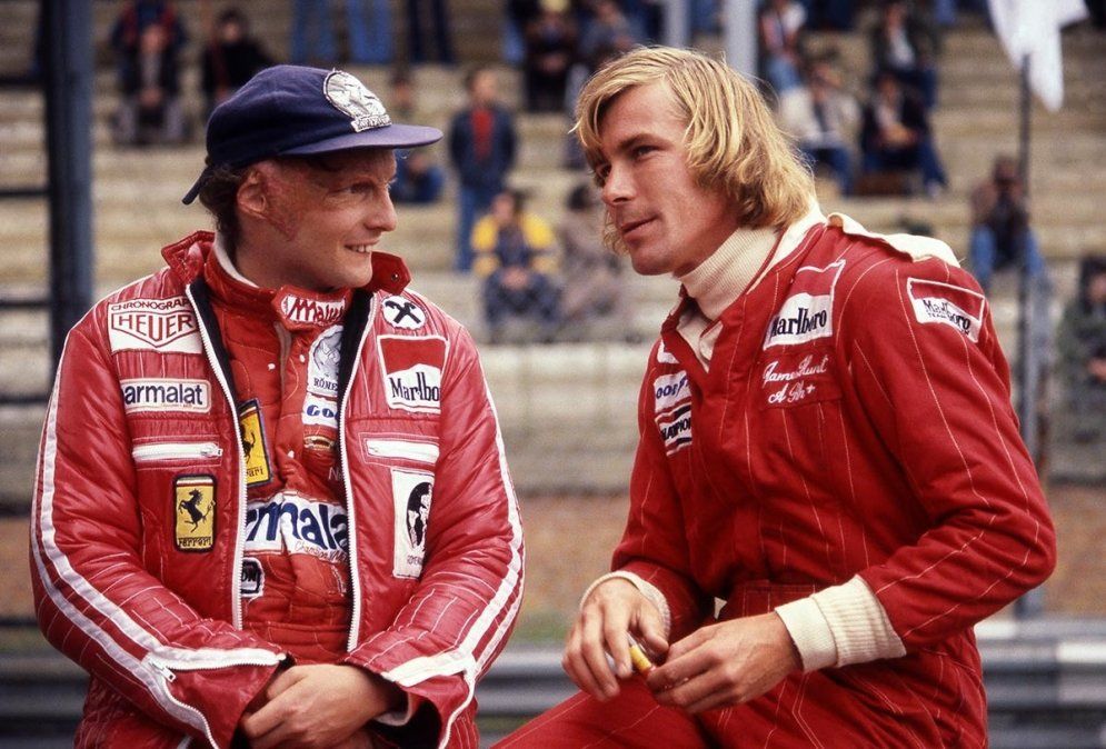 La rivalidad entre Lauda y Hunt –y especialmente en la lucha por el título de 1976– se rememoró en la exitosa película Rush, estrenada en 2013, dirigida por el estadounidense Ron Howard, con el hispano-alemán Daniel Brühl como Niki, y el australiano Chris Hemsworth en el papel de James. El austríaco fue su gran archirrival en las pistas pero, también, un gran amigo fuera de ellas.