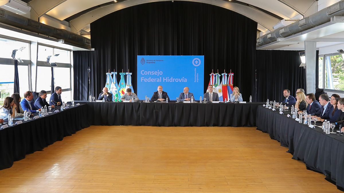 Estuvieron, además, el titular de la Unidad de Gabinete de Asesores de Ministros del Ministerio de Desarrollo Productivo de la Nación, Alejandro Sehtman; el presidente del Ente Nacional de Control y Gestión de la vía navegable, Ariel Sujarchuk; la ministra de Infraestructura, Silvina Frana; la ministra de Ambiente, Erika Gonnet y la secretaria de Gestión Federal, Candelaria González del Pino.