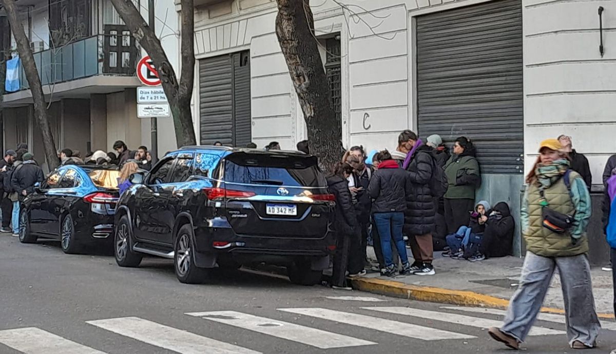 Amplia cobertura mediática en torno al domicilio de la expresidenta Cristina Kirchner, en el barrio porteño de Constitución. Amplia cobertura mediática en torno al domicilio de la expresidenta Cristina Kirchner, en el barrio porteño de Constitución.