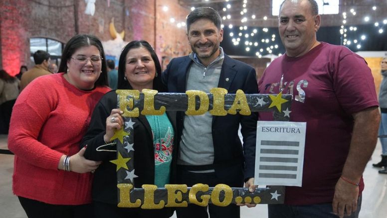 Maximiliano Pullaro encabezó una nueva entrega de escrituras de viviendas en Santa Fe