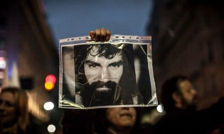 caso maldonado: analizan un mensaje al gendarme que tiro un piedrazo caso maldonado: analizan un mensaje al gendarme que tiro un piedrazo