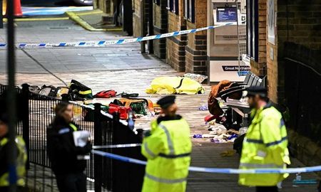 El saldo del brutal ataque en el tren a Londres fue terrible pero la policía de Inglaterra descartó que sea terrorista. El saldo del brutal ataque en el tren a Londres fue terrible pero la policía de Inglaterra descartó que sea terrorista.