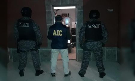 En los allanamientos en Coronda se detuvo a dos personas y se secuestraron elementos de interés para la causa.