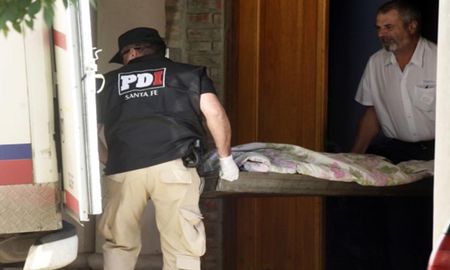 El momento en que retiran el cuerpo de Pimpi Sandoval de la casona donde fue ejecutado. El momento en que retiran el cuerpo de Pimpi Sandoval de la casona donde fue ejecutado.