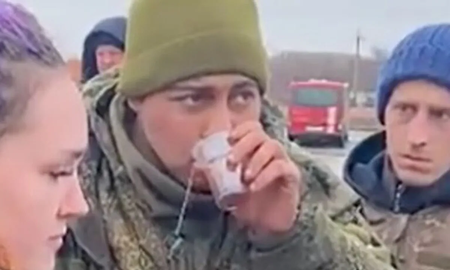 Video: soldado ruso se rindió, le dieron comida y lloró al hablar con su mamá Video: soldado ruso se rindió, le dieron comida y lloró al hablar con su mamá