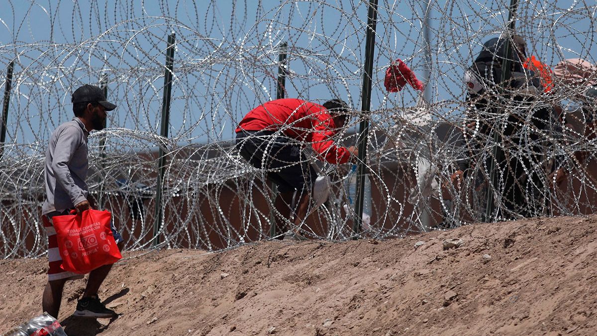 Las restricciones del Título 42 se levantaron el jueves por la noche, y el gobierno de Biden implementó una serie de nuevas políticas más estrictas para tomar medidas contra los cruces ilegales.