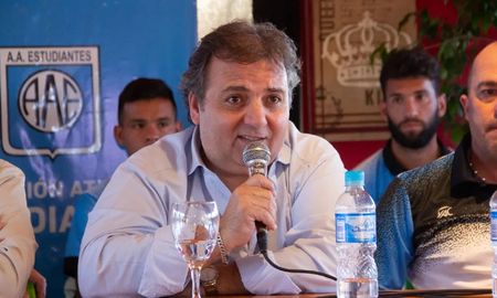 Alicio Dagatti, presidente de Estudiantes de Río Cuarto, salió al cruce de sus pares de San Martín de Tucumán que pujan por el ascenso directo a Primera División. Alicio Dagatti, presidente de Estudiantes de Río Cuarto, salió al cruce de sus pares de San Martín de Tucumán que pujan por el ascenso directo a Primera División.