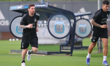 Lionel Messi y Leonardo Paredes entrenando en el predio de la Selección Argentina en Ezeiza. Lionel Messi y Leonardo Paredes entrenando en el predio de la Selección Argentina en Ezeiza.