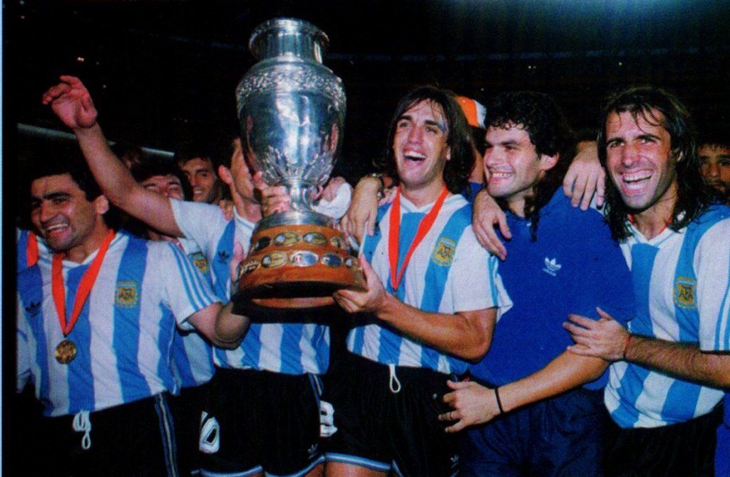 Los jugadores de la Selección Argentina celebran la obtención de la Copa América 1993, en Ecuador, el último título que logró la Albiceleste de manera oficial.