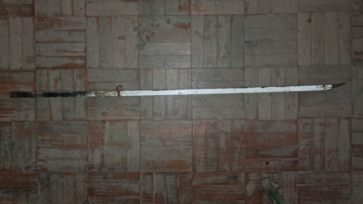 El arma blanca utilizada por uno de los hombres aprehendidos.