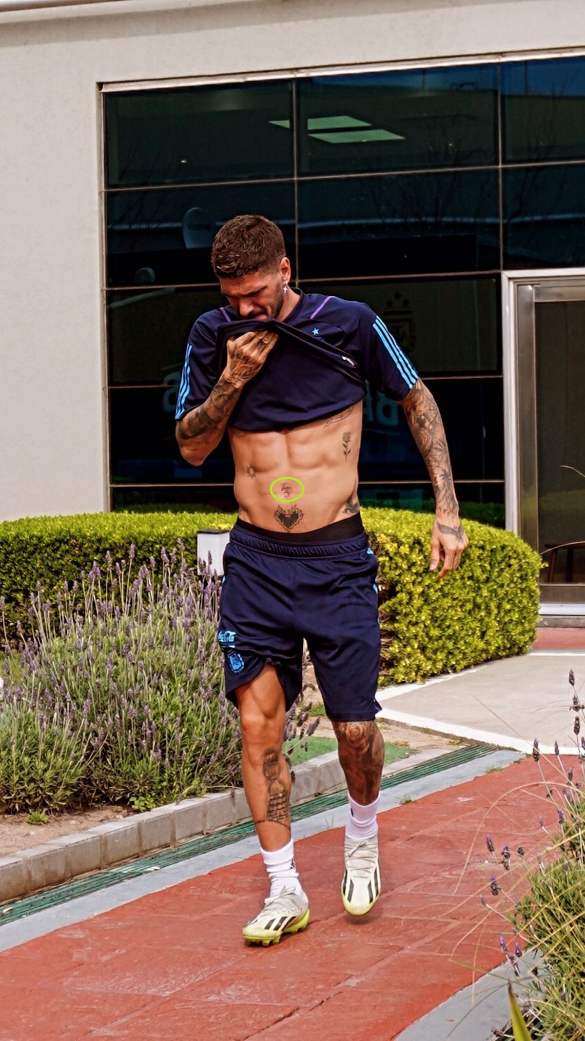 Rodrigo De Paul no se borró el tatuaje que se hizo en honor a Tini Stoessel, de quien sigue enamorado. Rodrigo De Paul no se borró el tatuaje que se hizo en honor a Tini Stoessel, de quien sigue enamorado.