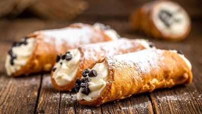 Receta de cannoli caseros: cómo hacer el postre italiana crujiente y con relleno cremoso