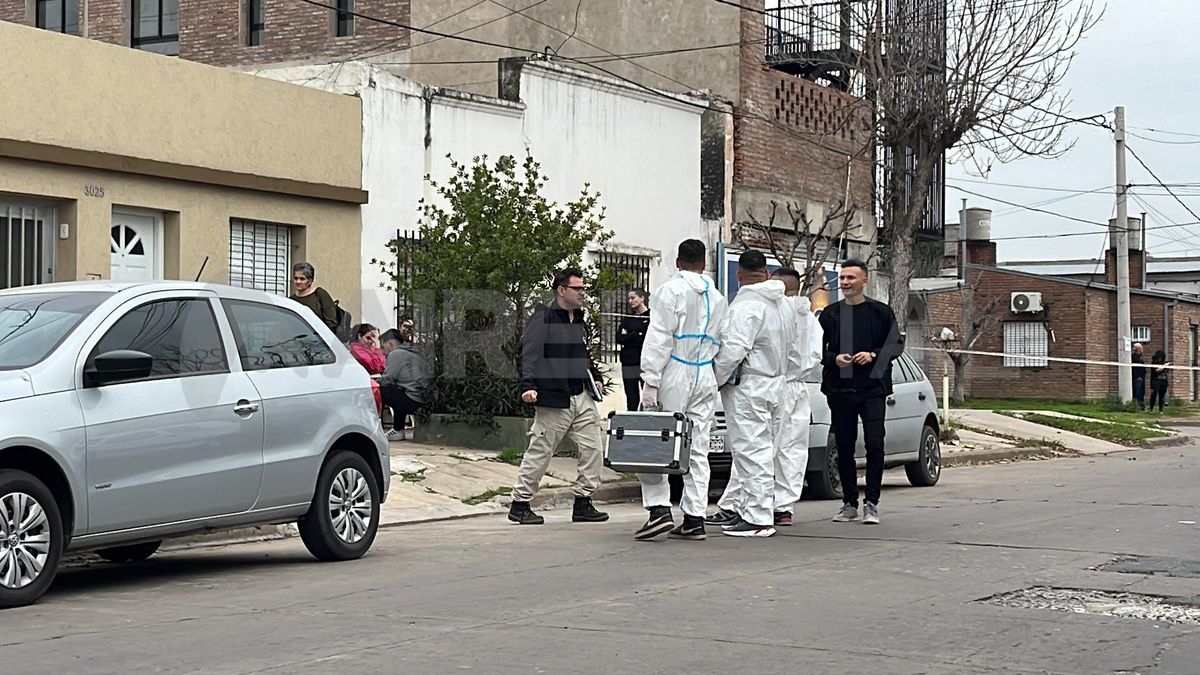 Peritos e investigadores de la PDI fuera del domicilio en donde murió Paglia. Peritos e investigadores de la PDI fuera del domicilio en donde murió Paglia.